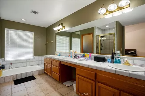 Bath - 14664 Pamlico Rd, Apple Valley, CA 92307 photo 2 of 6