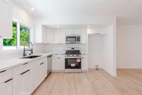 Kitchen - 6837 Yolanda Ave, Reseda, CA 91335 photo 4 of 7