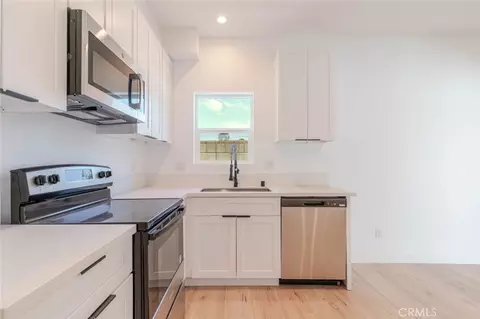 Kitchen - 6837 Yolanda Ave, Reseda, CA 91335 photo 2 of 7