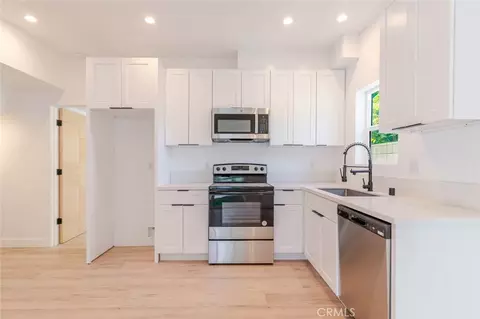 Kitchen - 6837 Yolanda Ave, Reseda, CA 91335 photo 6 of 7