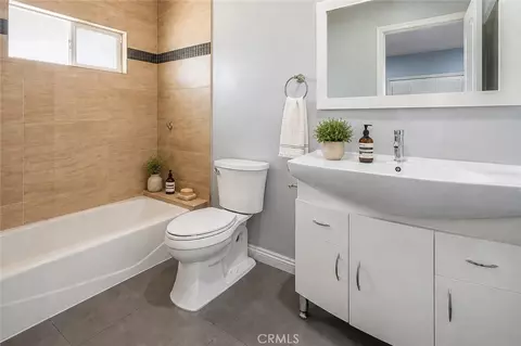Bath - 6917 Tyrone Ave, Van Nuys, CA 91405 photo 5 of 8