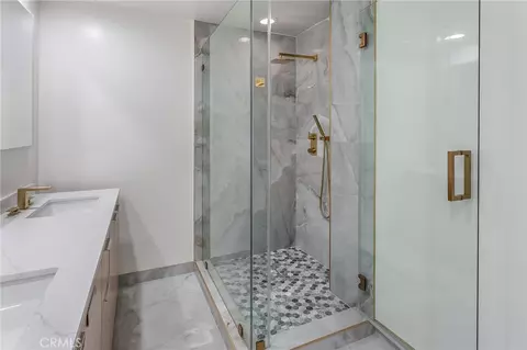 Bath - 6917 Tyrone Ave, Van Nuys, CA 91405 photo 3 of 8