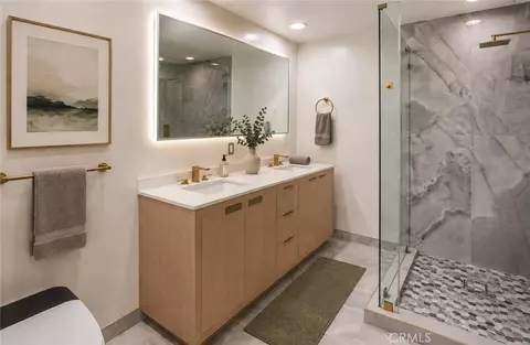 Bath - 6917 Tyrone Ave, Van Nuys, CA 91405 photo 2 of 8