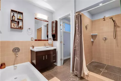 Bath - 1812 W Riverside, Burbank, CA 91506 photo 4 of 4