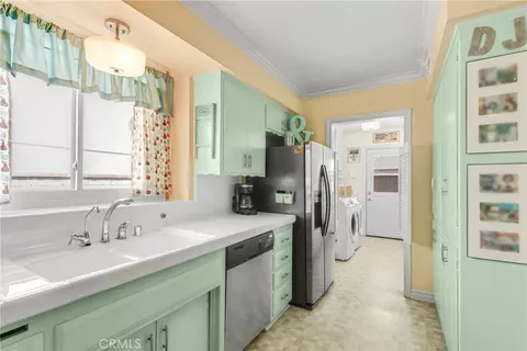 Kitchen - 1812 W Riverside, Burbank, CA 91506 photo 3 of 5