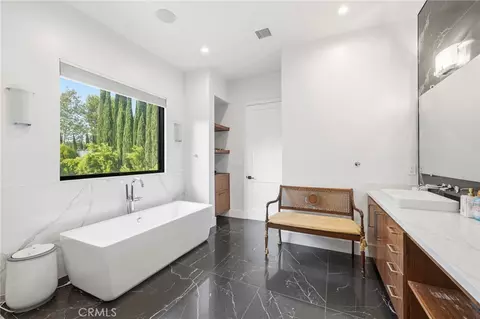 Bath - 13135 Chandler Blvd, Sherman Oaks, CA 91401 photo 3 of 7