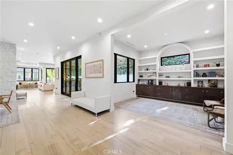 Entry Way - 13135 Chandler Blvd, Sherman Oaks, CA 91401 photo 2 of 3