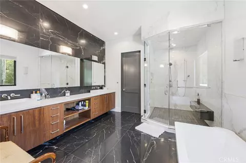 Bath - 13135 Chandler Blvd, Sherman Oaks, CA 91401 photo 2 of 7
