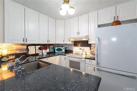 Kitchen - 2901 Peninsula Rd #241, Oxnard, CA 93035 photo 2 of 2