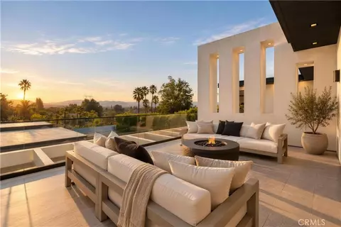 4940 Brewster Dr, Tarzana, CA 91356