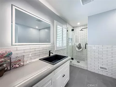 Bath - 4217 Cedar Ave, Long Beach, CA 90807 photo 2 of 5