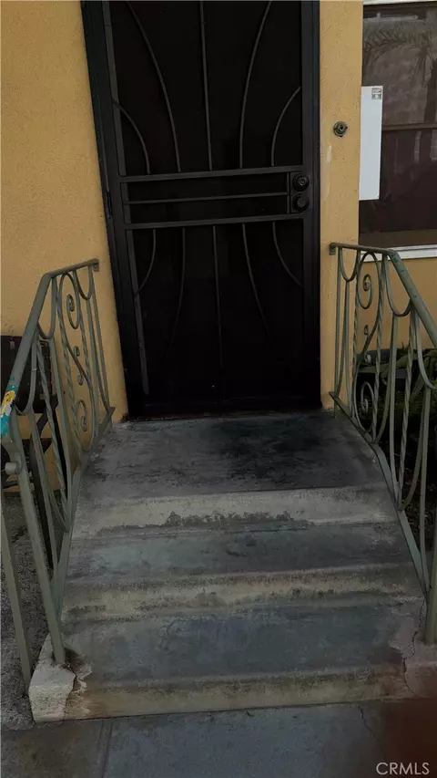 Exterior - 947 E Broadway #2, Long Beach, CA 90802 photo 1 of 2