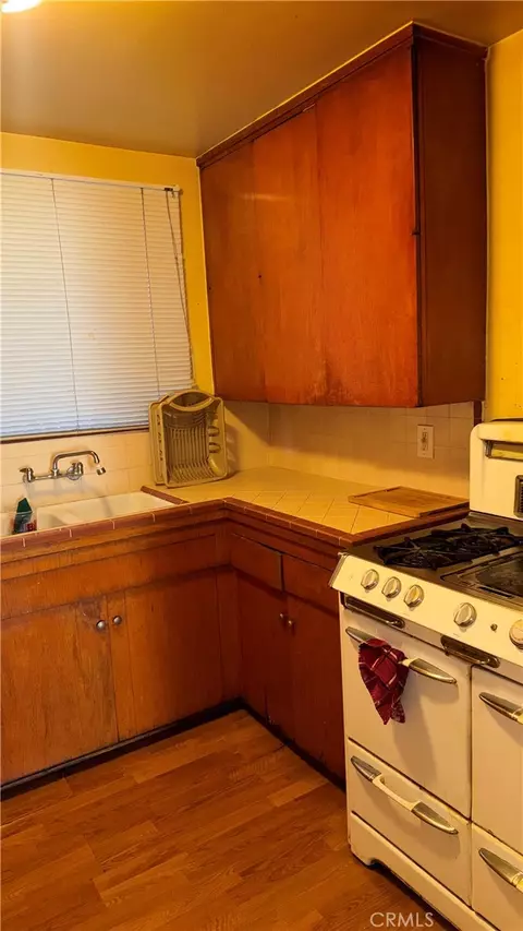Kitchen - 947 E Broadway #2, Long Beach, CA 90802 photo 2 of 2