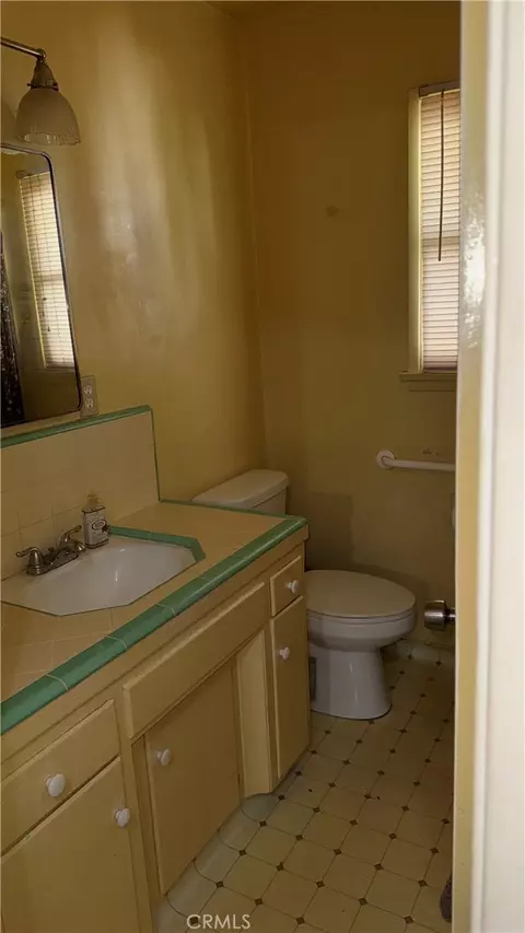 Bath - 947 E Broadway #2, Long Beach, CA 90802 photo 2 of 3