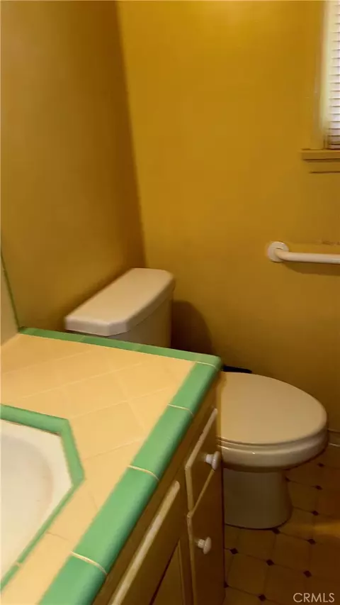 Bath - 947 E Broadway #2, Long Beach, CA 90802 photo 1 of 3