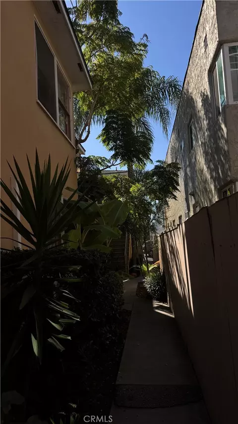 Exterior - 947 E Broadway #2, Long Beach, CA 90802 photo 2 of 2