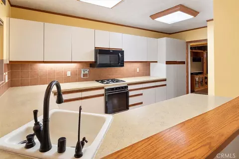 Kitchen - 25068 Wheeler Rd, Newhall, CA 91321 photo 2 of 2