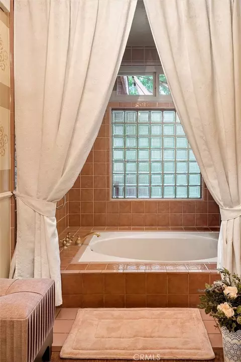 Bath - 25068 Wheeler Rd, Newhall, CA 91321 photo 2 of 2
