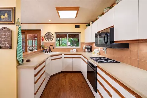 Kitchen - 25068 Wheeler Rd, Newhall, CA 91321 photo 1 of 2