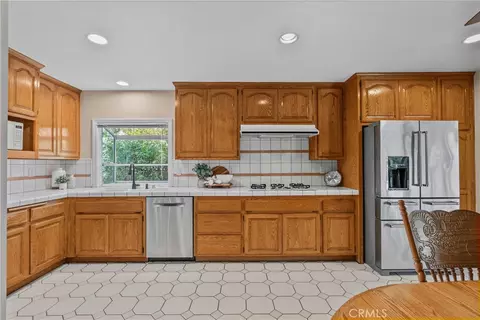 Kitchen - 21153 Winterset Dr, Saugus, CA 91350 photo 4 of 5