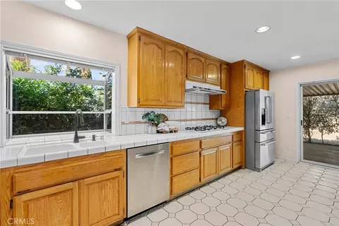 Kitchen - 21153 Winterset Dr, Saugus, CA 91350 photo 5 of 5