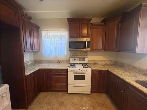 Kitchen - 3395 Franklin Ave, Riverside, CA 92507 photo 3 of 7