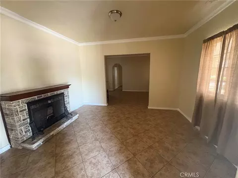 Living - 3395 Franklin Ave, Riverside, CA 92507 photo 2 of 4
