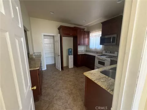 Kitchen - 3395 Franklin Ave, Riverside, CA 92507 photo 5 of 7
