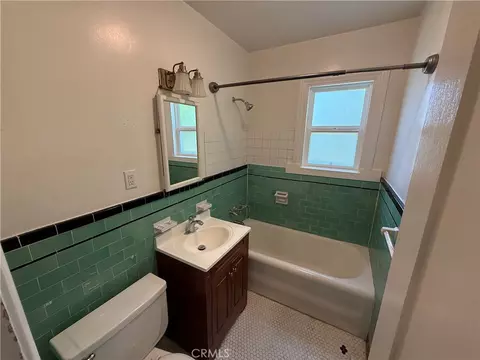 Bath - 79 N Berkeley Ave, Pasadena, CA 91107 photo 2 of 2