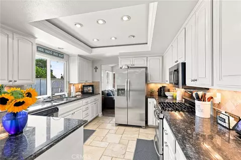Kitchen - 696 Corte Vina, Camarillo, CA 93010 photo 4 of 5