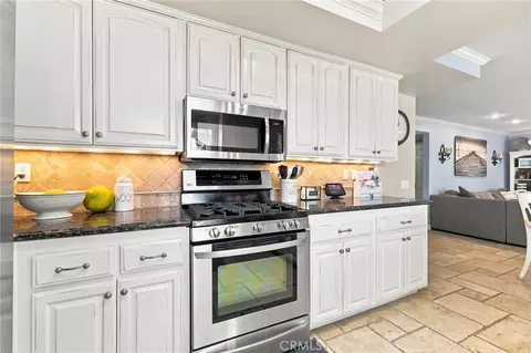 Kitchen - 696 Corte Vina, Camarillo, CA 93010 photo 2 of 5