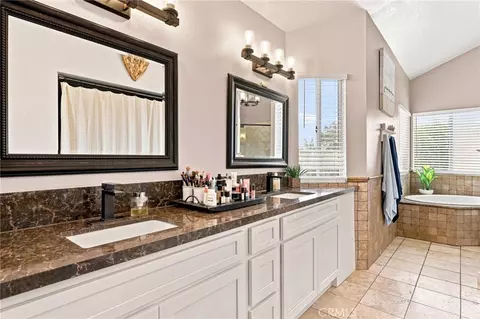 Bath - 696 Corte Vina, Camarillo, CA 93010 photo 2 of 7
