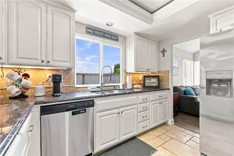 Kitchen - 696 Corte Vina, Camarillo, CA 93010 photo 3 of 5