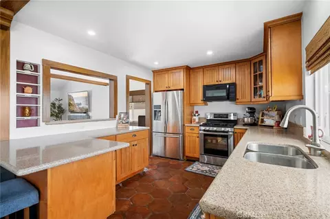 Kitchen - 27403 Garza Dr, Saugus, CA 91350 photo 1 of 3