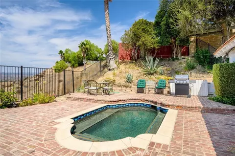 Exterior - 27403 Garza Dr, Saugus, CA 91350 photo 10 of 13