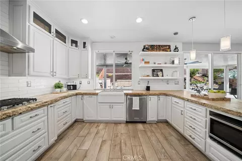 Kitchen - 28746 High Ridge Dr, Santa Clarita, CA 91390 photo 2 of 7