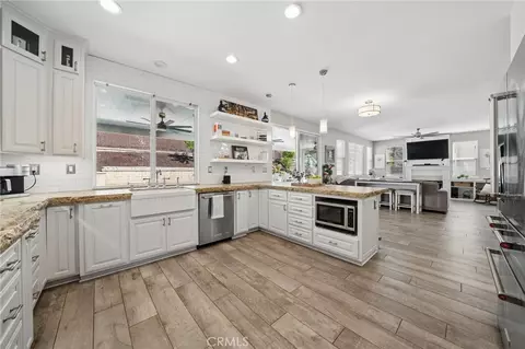 Kitchen - 28746 High Ridge Dr, Santa Clarita, CA 91390 photo 6 of 7