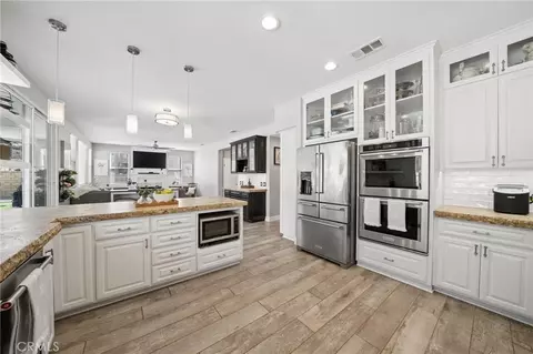 Kitchen - 28746 High Ridge Dr, Santa Clarita, CA 91390 photo 3 of 7