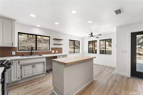 Kitchen - 22381 William Tell Trl, Tehachapi, CA 93561 photo 2 of 3