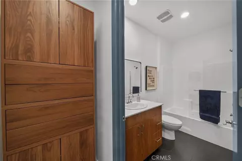 Bath - 7239 N Cedar Rd, Van Nuys, CA 91405 photo 2 of 4