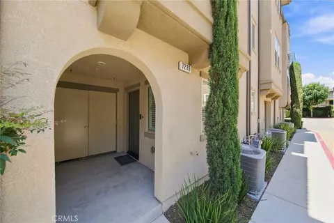 Exterior - 7239 N Cedar Rd, Van Nuys, CA 91405 photo 2 of 3