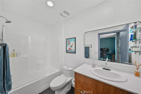 Bath - 7239 N Cedar Rd, Van Nuys, CA 91405 photo 4 of 4