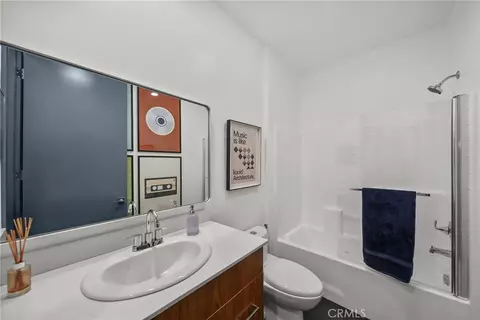 Bath - 7239 N Cedar Rd, Van Nuys, CA 91405 photo 1 of 4