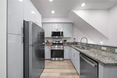 Kitchen - 7239 N Cedar Rd, Van Nuys, CA 91405 photo 1 of 2