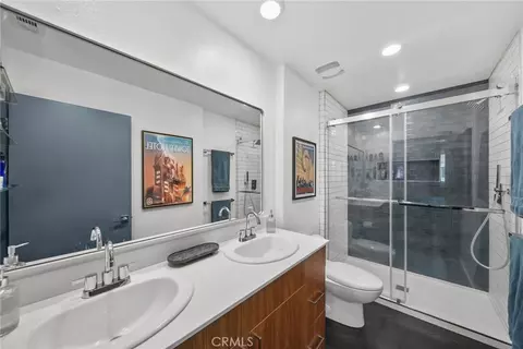 Bath - 7239 N Cedar Rd, Van Nuys, CA 91405 photo 3 of 4