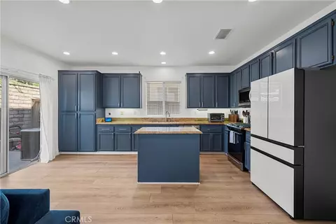 Kitchen - 28333 Willow Ct, Saugus, CA 91350 photo 1 of 3