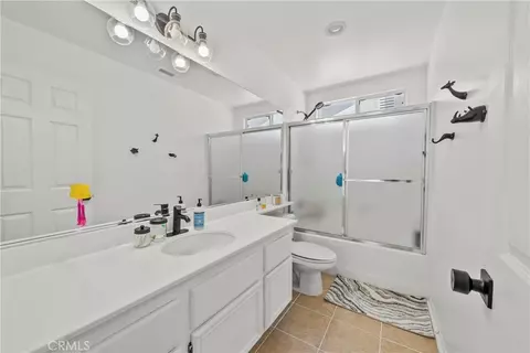 Bath - 28333 Willow Ct, Saugus, CA 91350 photo 2 of 5
