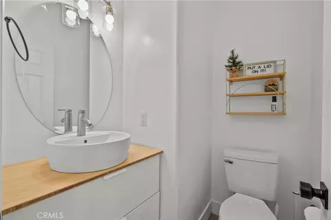 Bath - 28333 Willow Ct, Saugus, CA 91350 photo 1 of 5