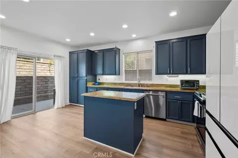 Kitchen - 28333 Willow Ct, Saugus, CA 91350 photo 2 of 3