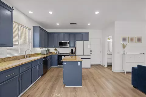 Kitchen - 28333 Willow Ct, Saugus, CA 91350 photo 3 of 3